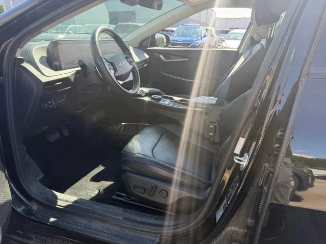 Used 2023 Aurora Black Pearl Kia Wind image 11