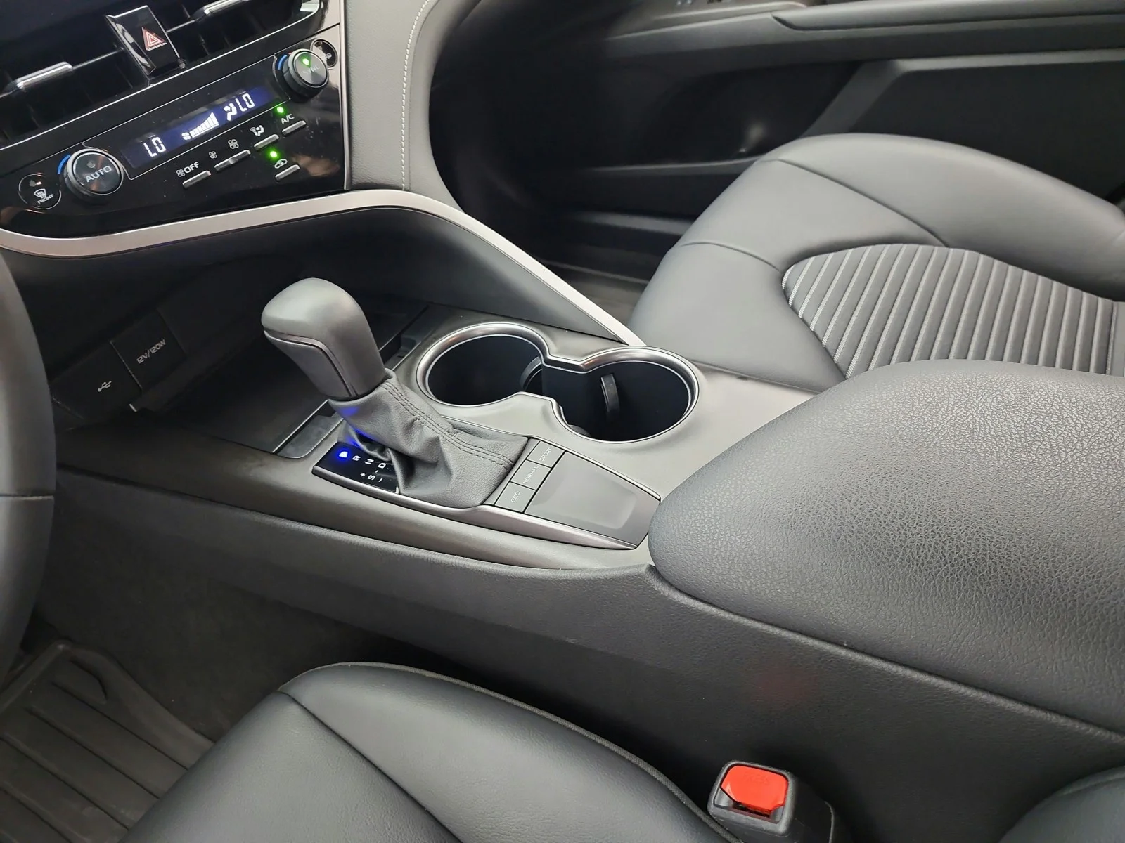 Used 2024 Midnight Black Metallic Toyota SE Auto (Natl) image 11