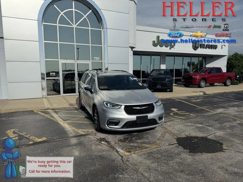 Used 2023 Silver Mist Clearcoat Chrysler Pinnacle image 1