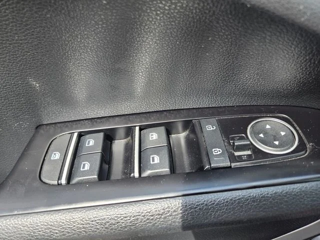 Used 2022 White Kia LX image 38