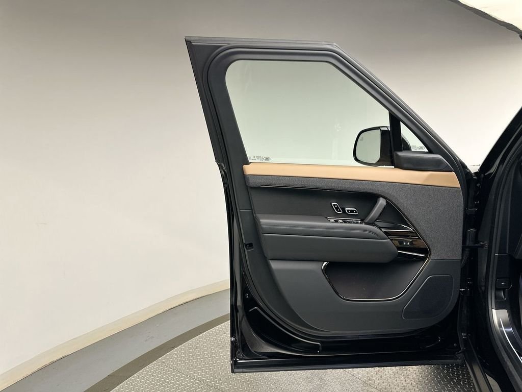 New 2026 Santorini Black Land Rover Dynamic SE image 9
