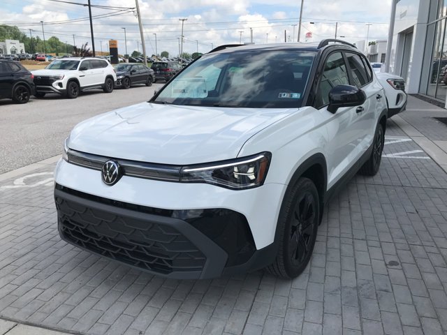 New 2026 Pure White w/Deep Black Roof Volkswagen SE Black image 4