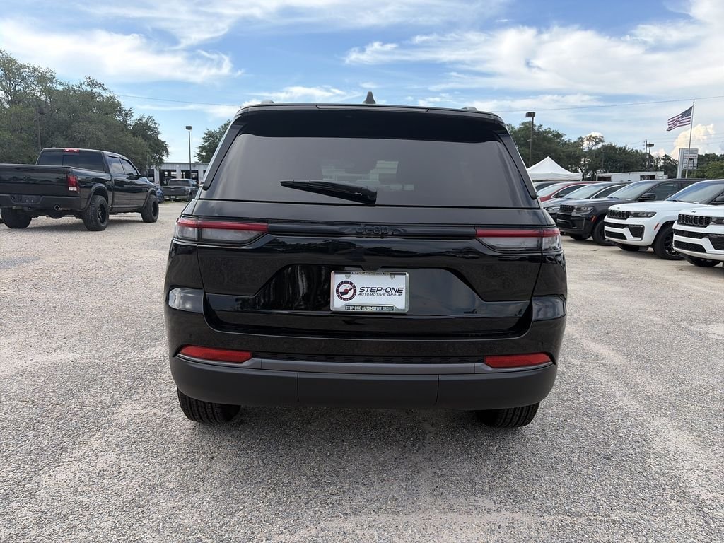 New 2026 Diamond Black Crystal Pearl-Coat Exterior Paint Jeep Altitude image 5