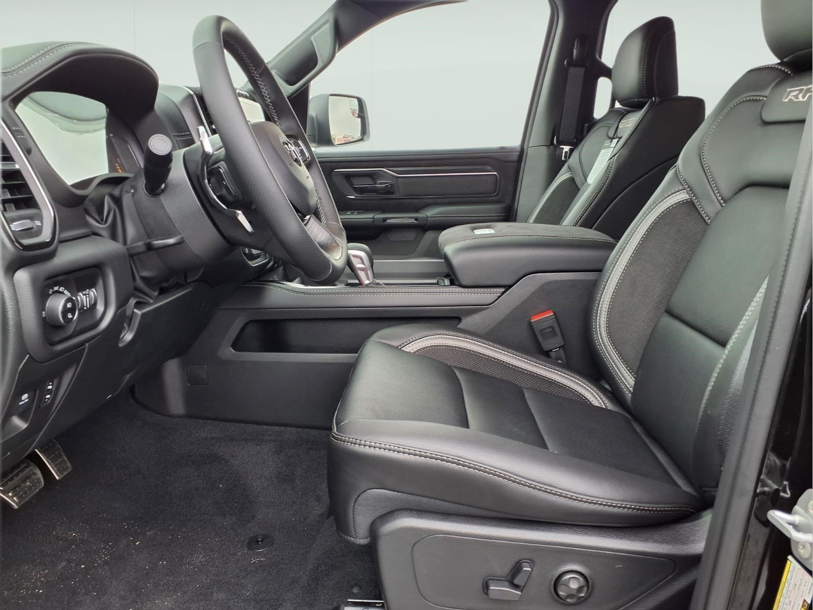 New 2026 Diamond Black Crystal Pearl-Coat Exterior Paint RAM RHO image 9