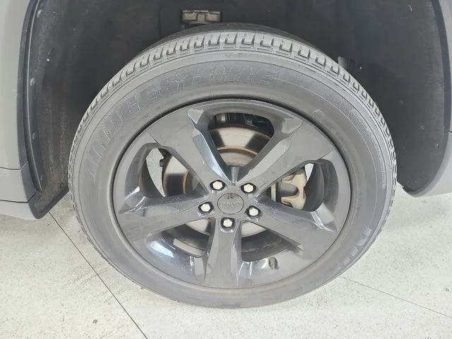 Used 2022 Silver Jeep Altitude image 13