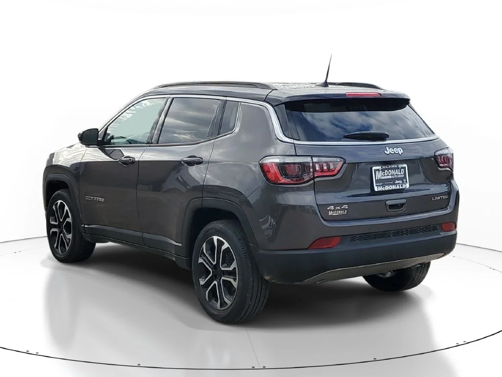 Used 2024  Jeep Limited image 4