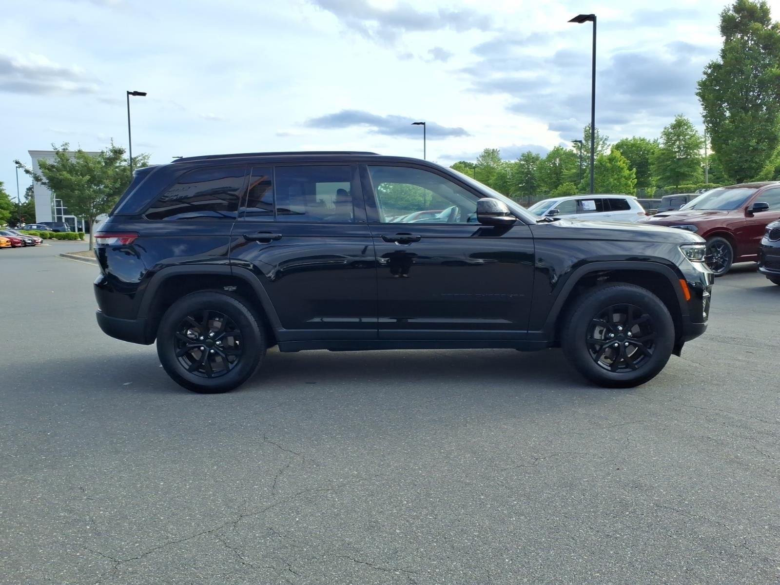 Used 2025 Diamond Black Crystal Pearlcoat Jeep Altitude image 9