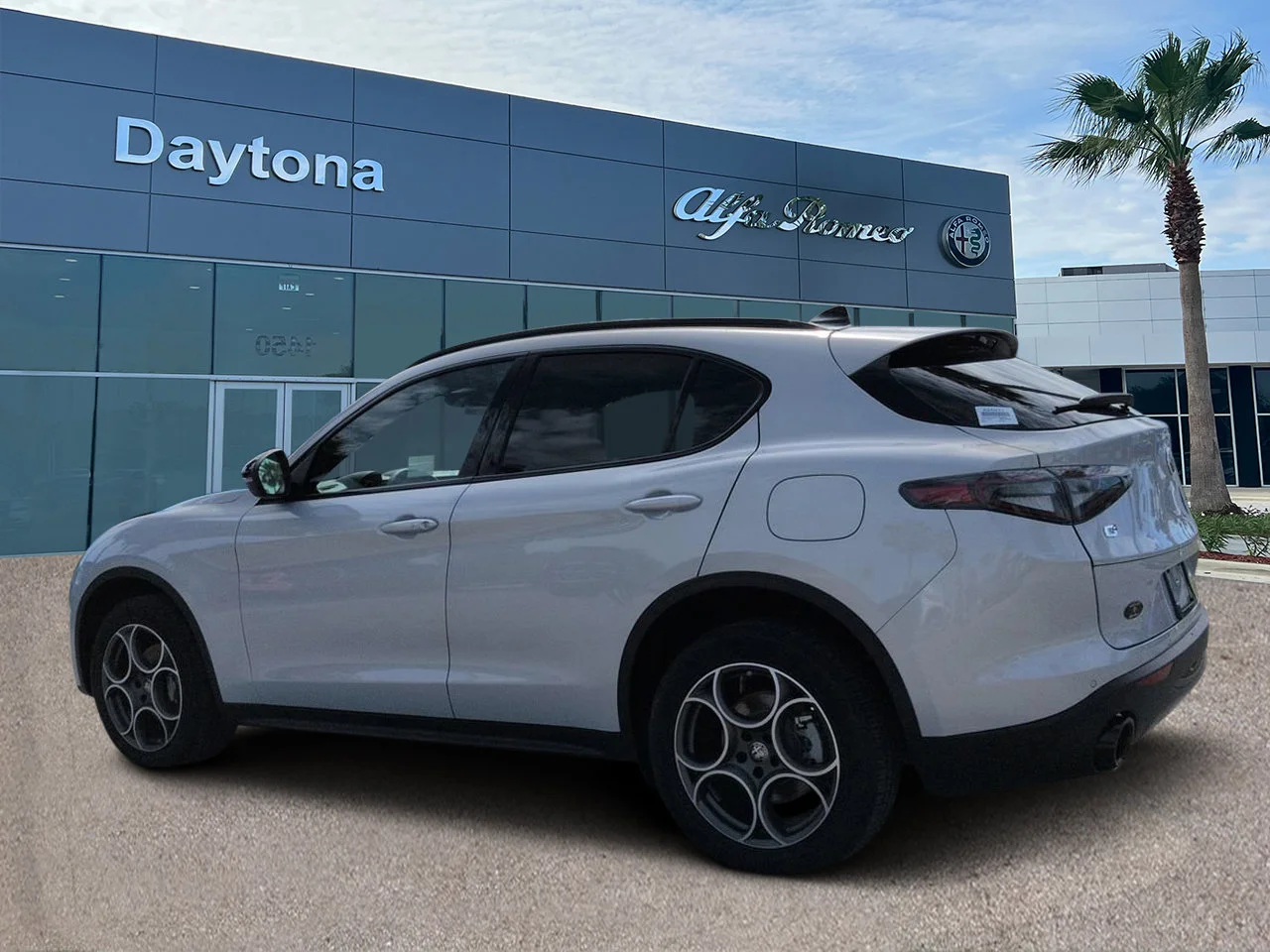 New 2026 Moonlight Gray Metallic Exterior Paint Alfa Romeo  image 5