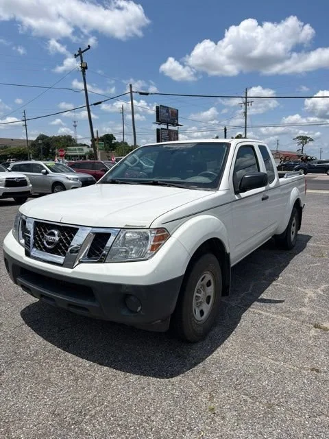 Used 2018 Glacier White Nissan S image 3