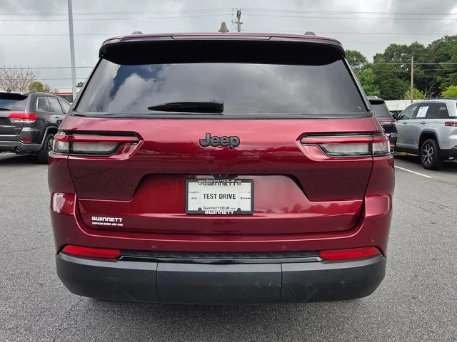 Used 2023 Red Jeep Altitude image 7