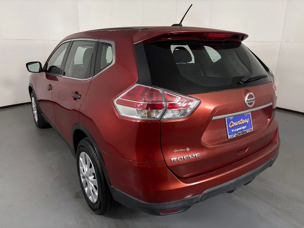 Used 2016 Red Nissan S image 6