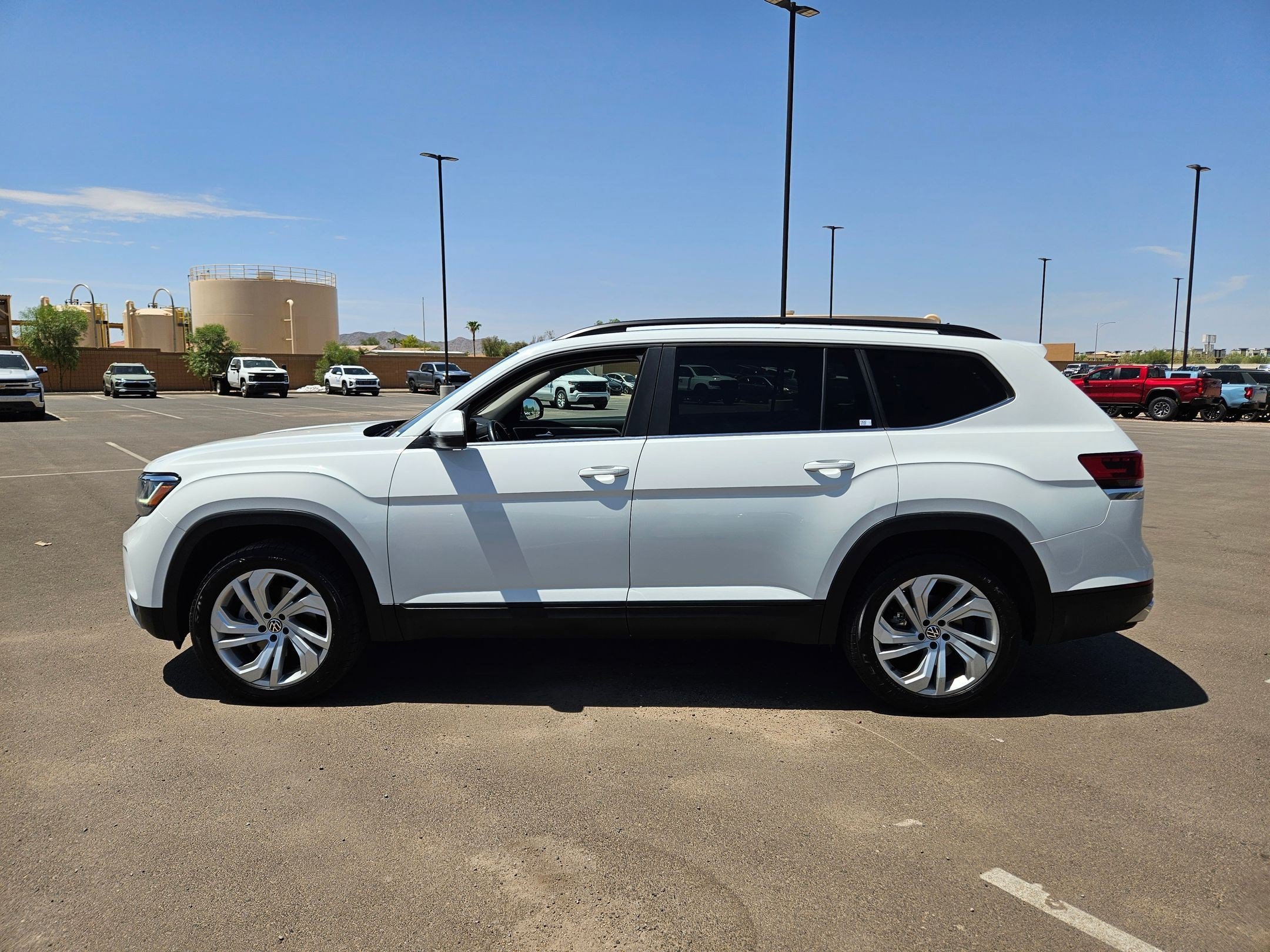 Used 2022 White Volkswagen 3.6L V6 SE w/Technology image 2