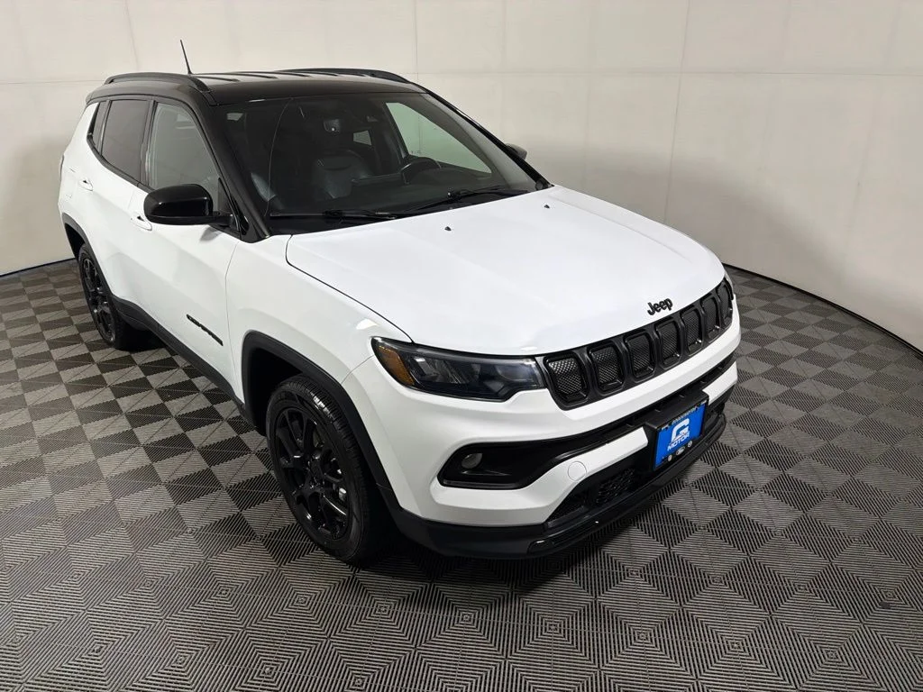 Used 2022 White Jeep Latitude image 1