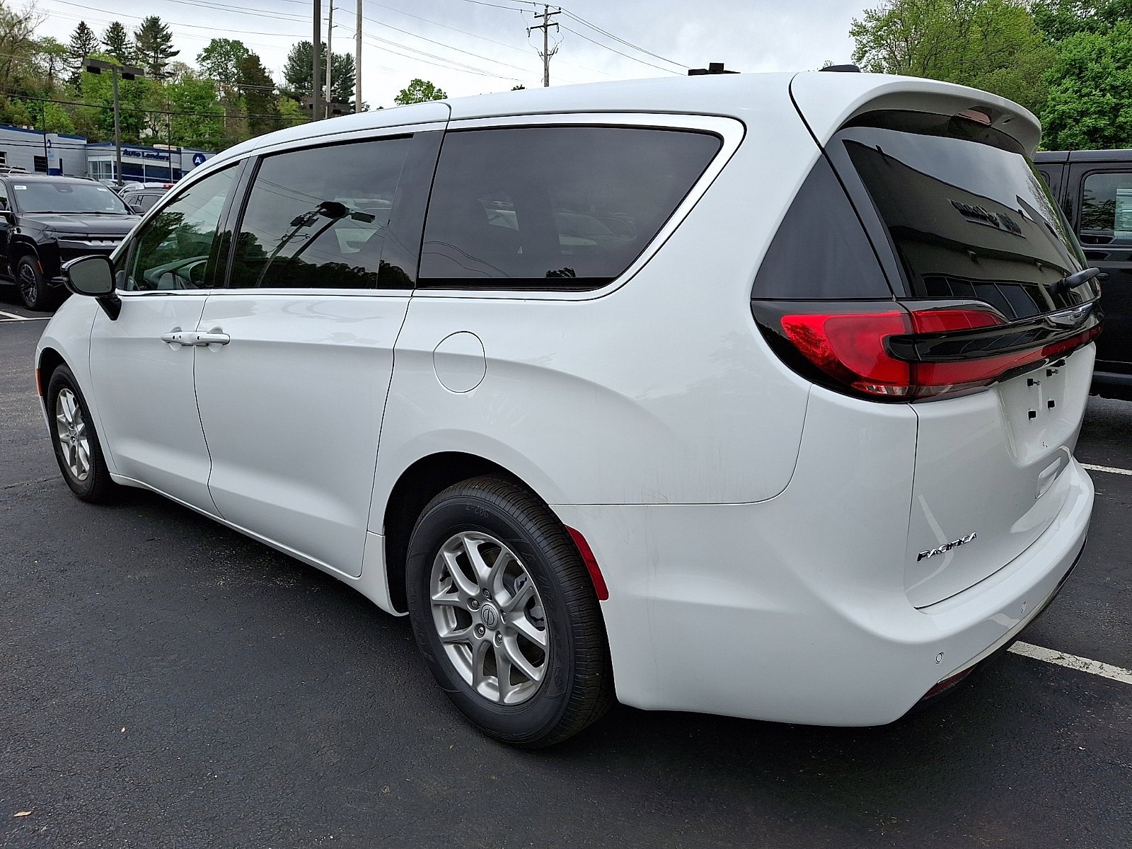 New 2026 Bright White Clear-Coat Exterior Paint Chrysler Select image 4