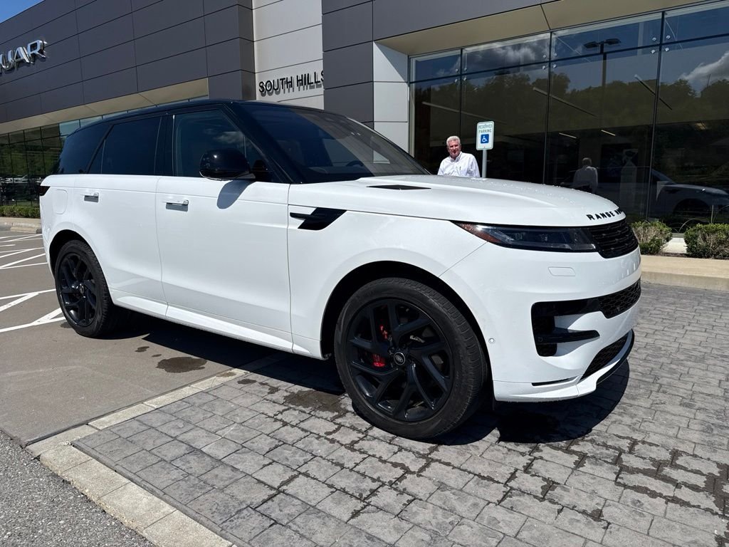 Used 2023 Fuji White Land Rover SE Dynamic image 3