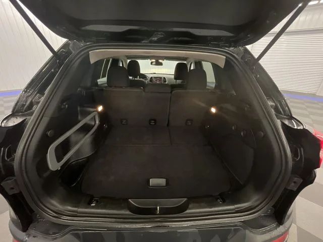 Used 2016 Brilliant Black Crystal Pearlcoat Jeep Latitude image 22
