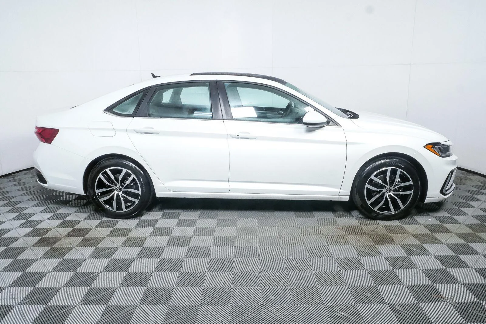 New 2027 Opal White Pearl Volkswagen SE image 6