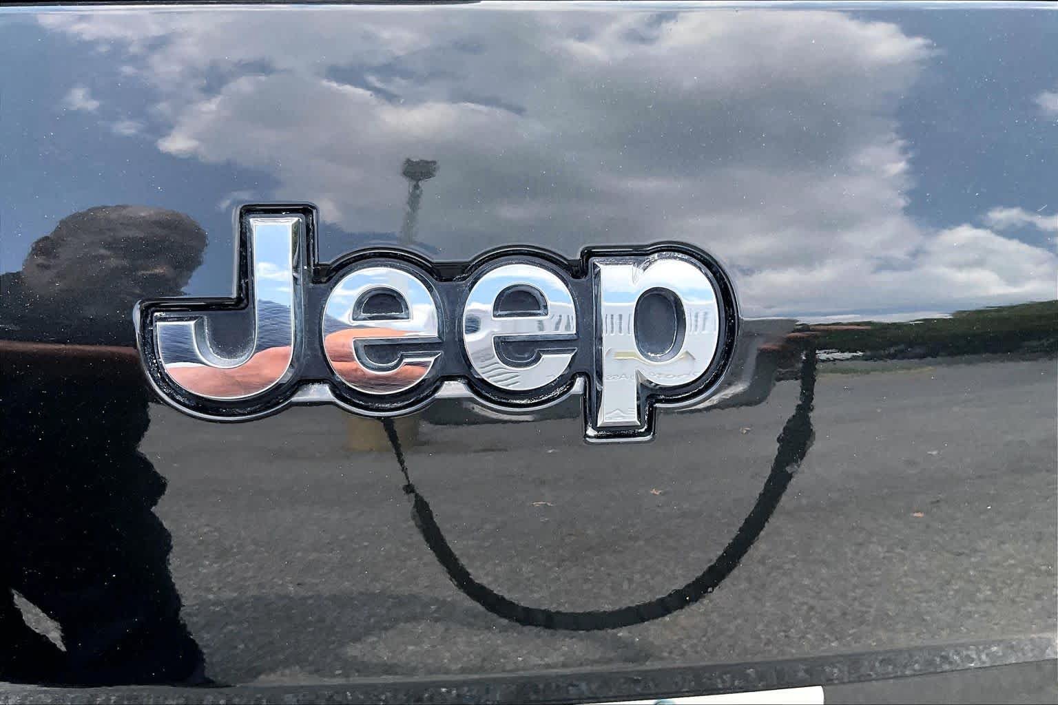 Used 2023 Rocky Mountain Pearlcoat Jeep Limited image 31