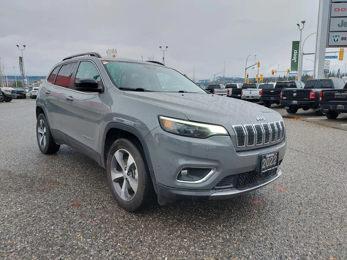 Used 2022 Grey Jeep Limited 4x4 image 4
