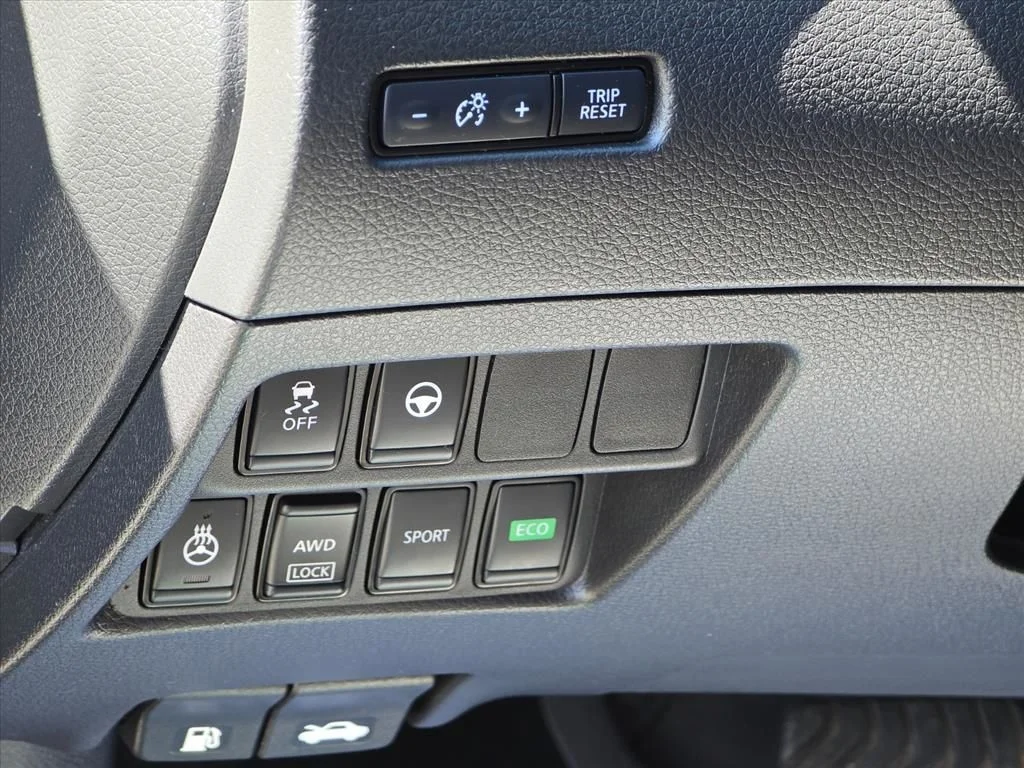 Used 2022 Gray Nissan SV image 8