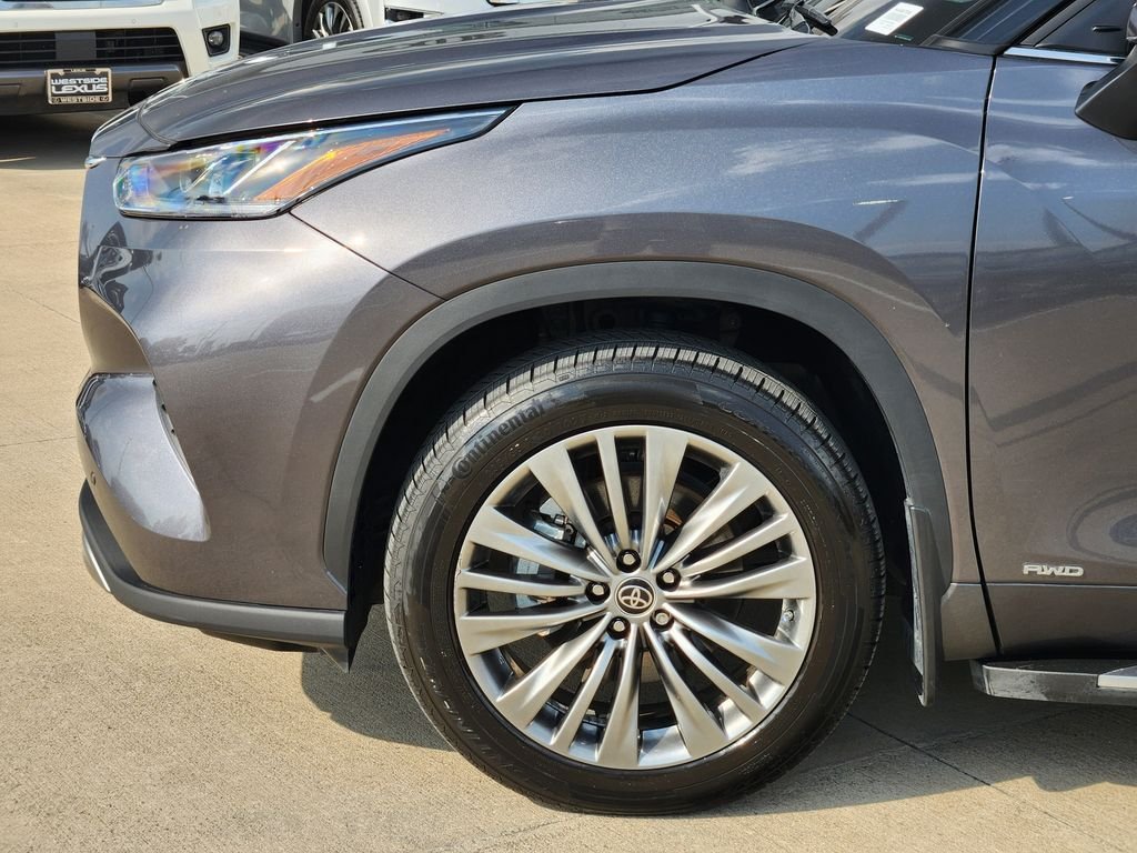 Used 2022 Magnetic Gray Metallic Toyota Platinum image 8