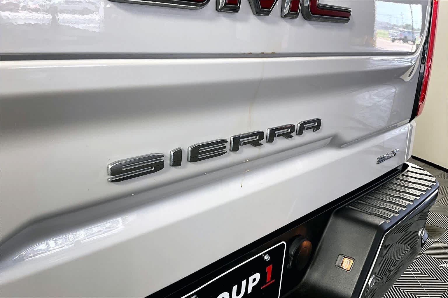 Used 2024 White Frost Tricoat GMC SLT image 28