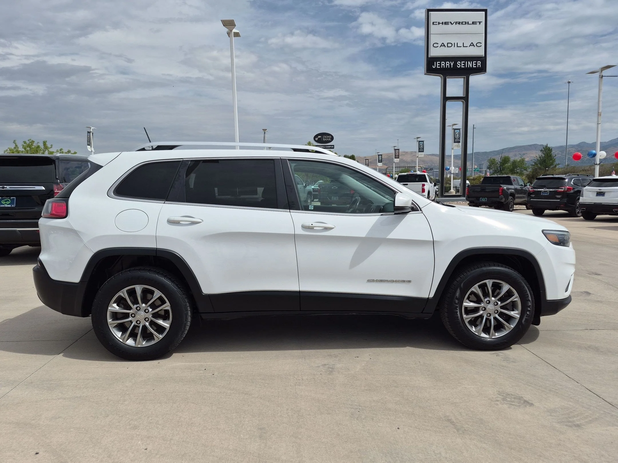 Used 2019 Bright White Clearcoat Jeep Latitude Plus image 6