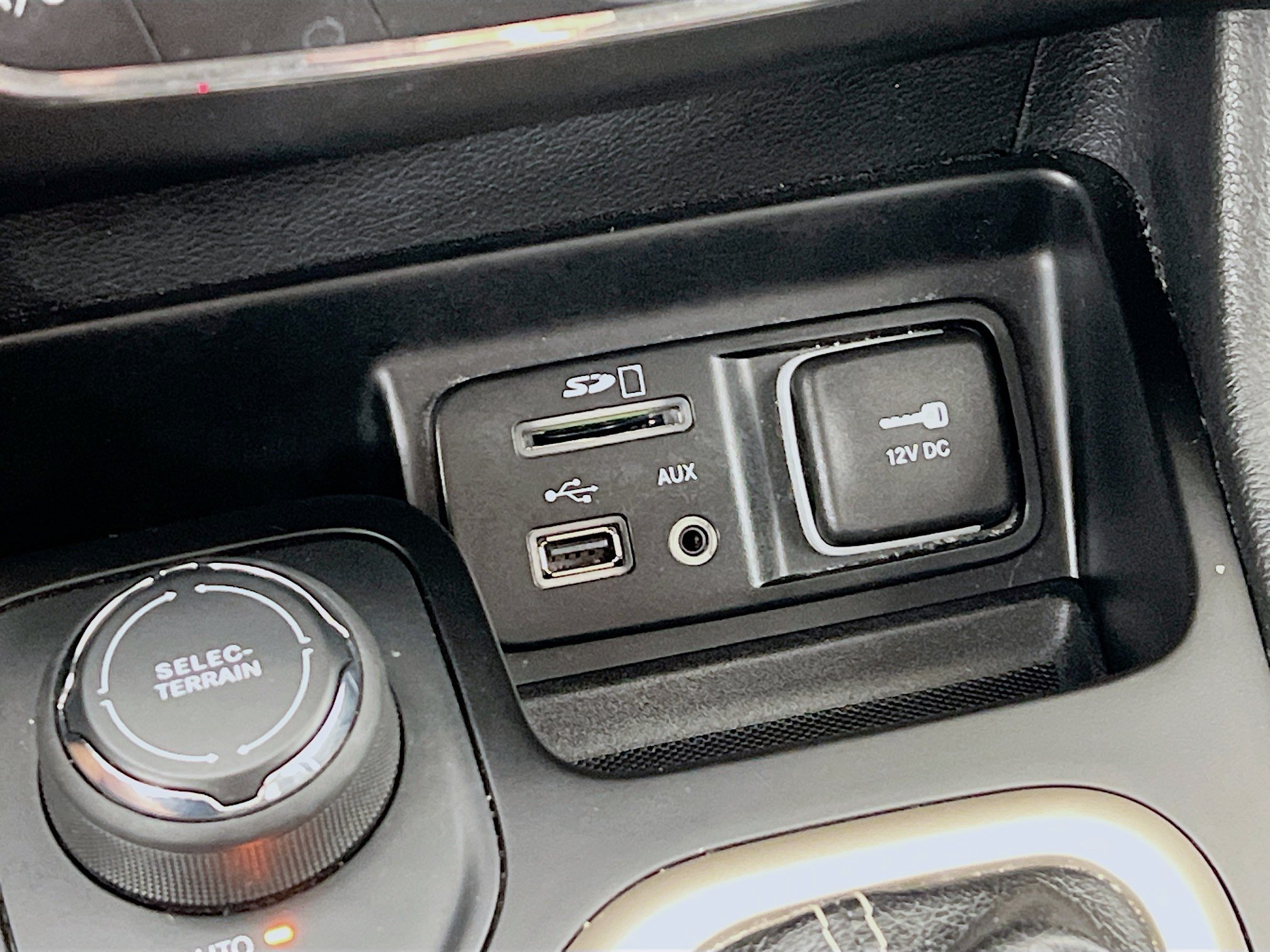 Used 2016 Billet Silver Metallic Clearcoat Jeep LATITUDE image 19
