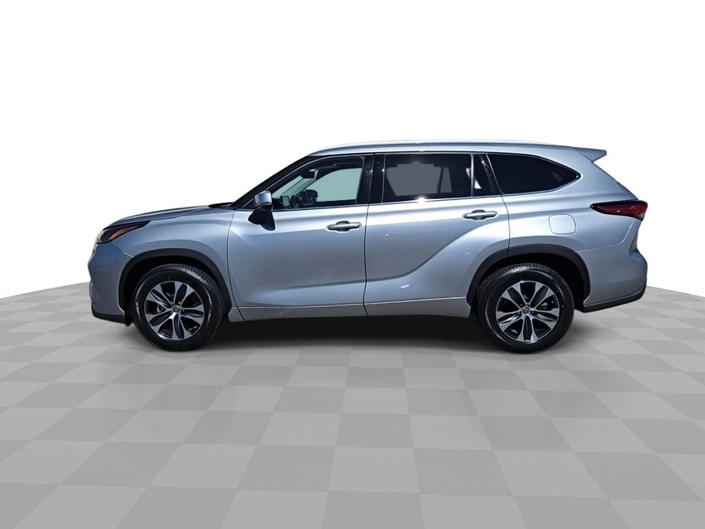 Used 2022 Silver Toyota XLE image 5