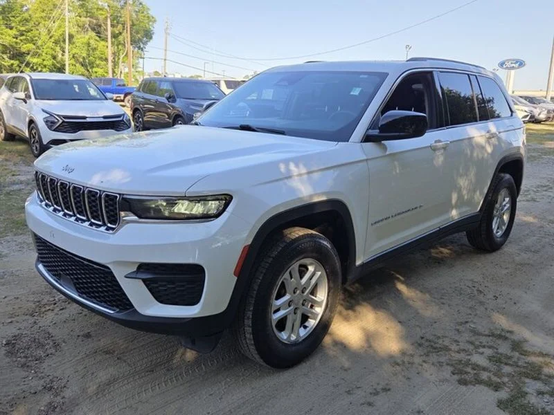 Used 2023 Bright White Clearcoat Jeep Laredo image 4