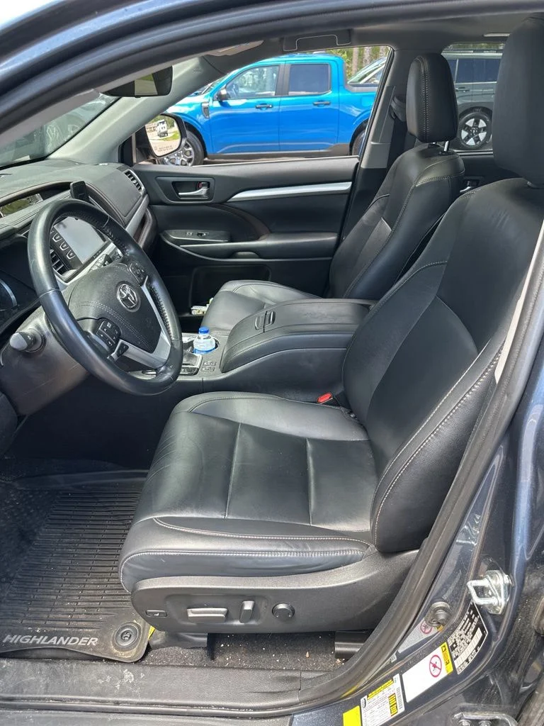 Used 2019 Shoreline Blue Pearl Toyota XLE image 6