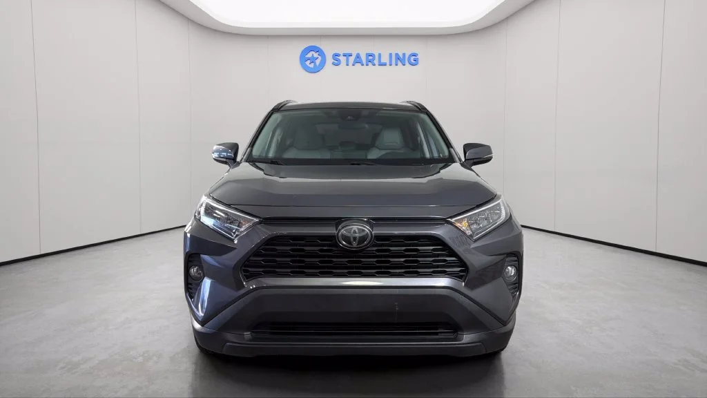 Used 2020  Toyota XLE Premium image 17