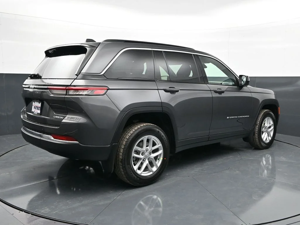 New 2026 Baltic Gray Metallic Clear-Coat Exterior Paint Jeep Laredo X image 3