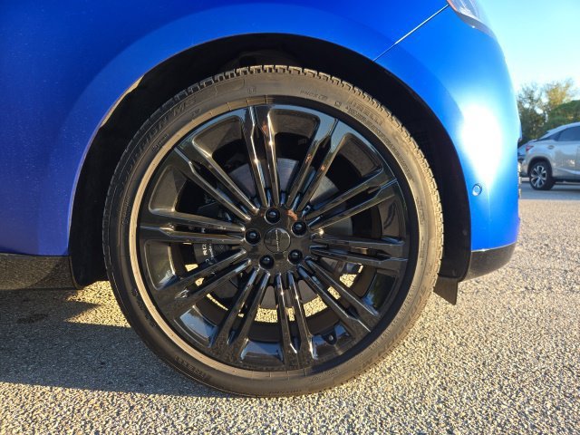 Used 2025 Velocity Blue SV Bespoke Ultra Metallic Satin Land Rover SE image 9