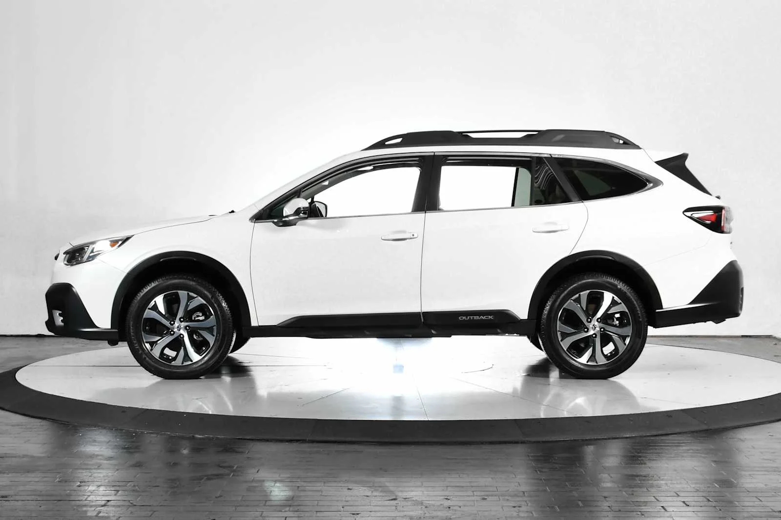 Used 2022 Crystal White Pearl Subaru Limited image 2