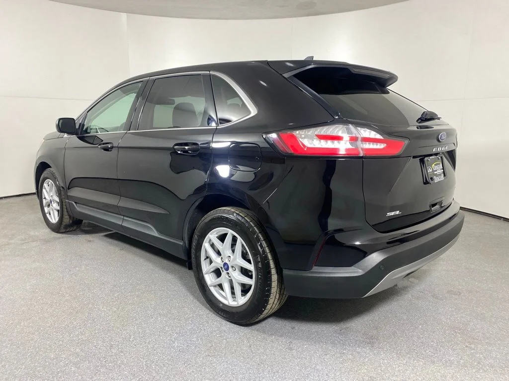 Used 2022 Black Ford SEL image 5