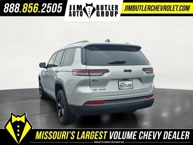 Used 2021 Silver Jeep Altitude 4x4 image 2