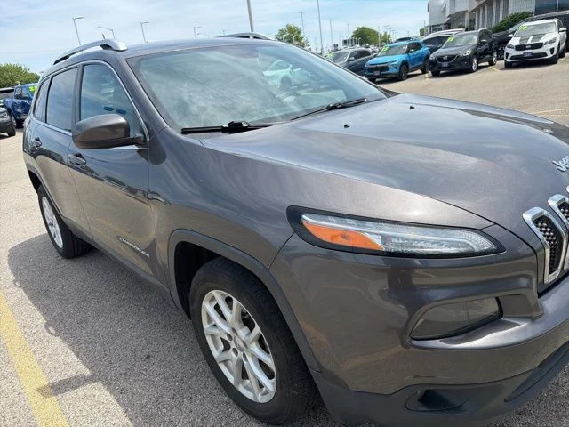 Used 2018 Gray Jeep Latitude Plus image 4