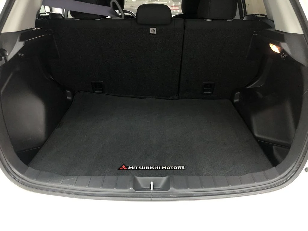 Used 2019 Pearl White Mitsubishi  image 12