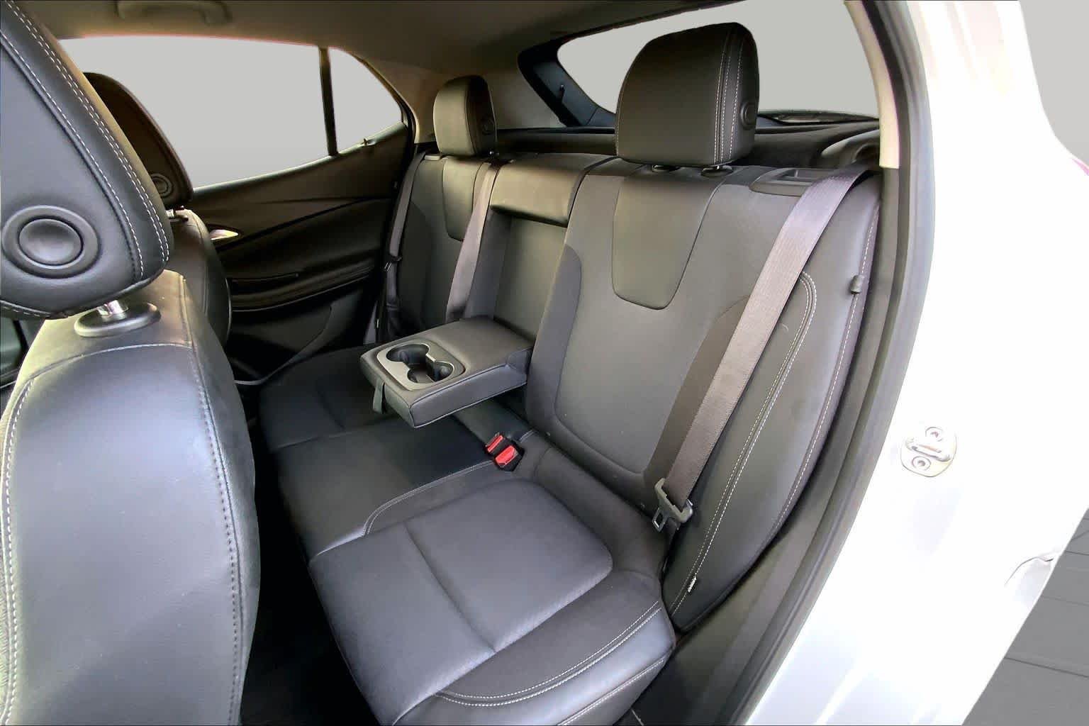 Used 2022 White Frost Tricoat Buick Select image 20
