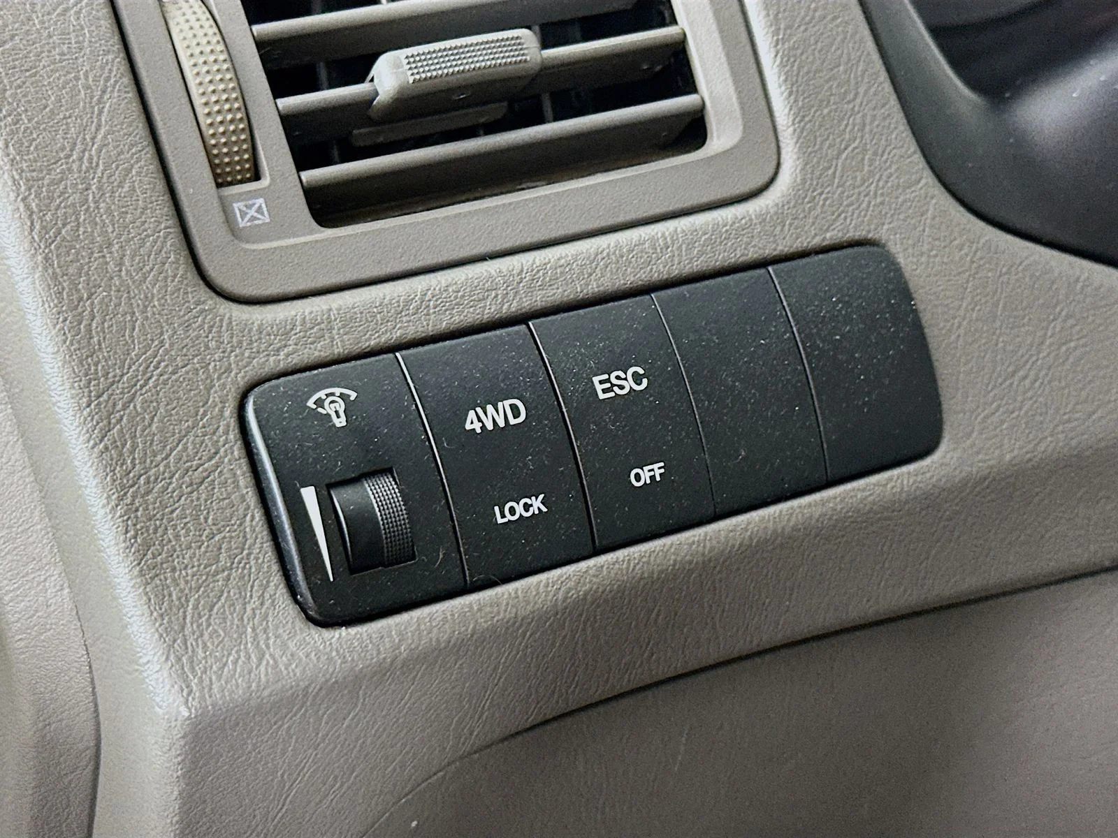 Used 2008 Silver Hyundai SE image 13