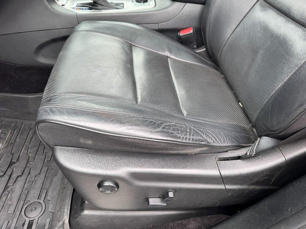 Used 2018 Diamond Black Crystal Pearlcoat Jeep Overland image 15
