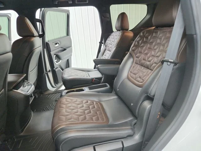 Used 2025 White Nissan Platinum Reserve image 35