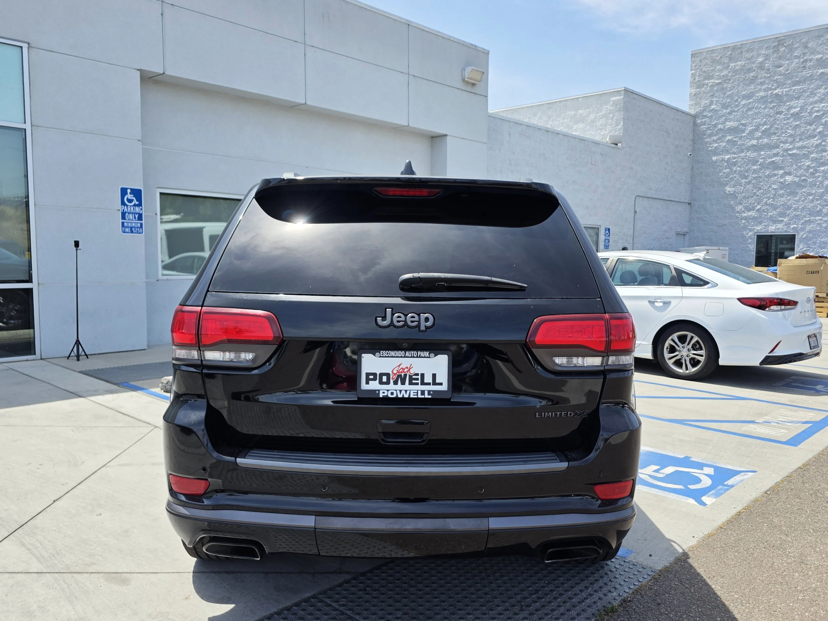 Used 2020 Diamond Black Jeep Limited image 4