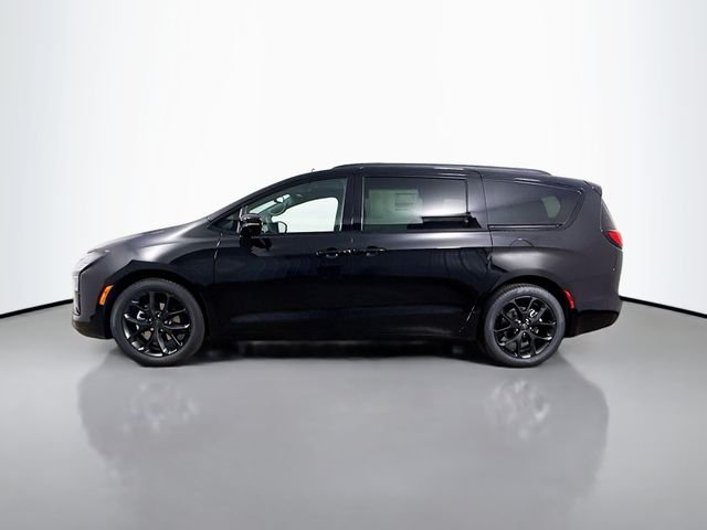 New 2027 Diamond Black Crystal Pearl-Coat Exterior Paint Chrysler Limited image 4