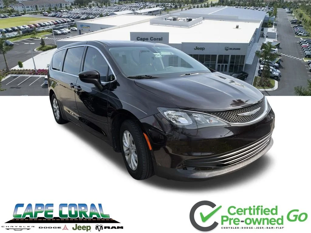 2017 Chrysler Pacifica Touring's photo