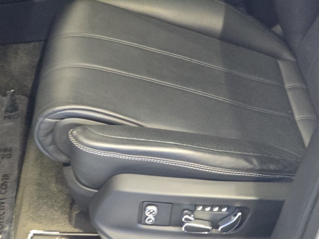 Used 2022 Silver Bentley  image 32