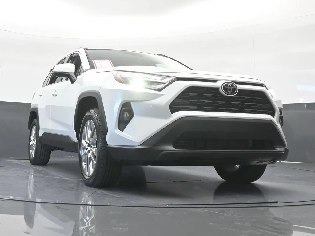 Used 2025 White Toyota XLE Premium image 60