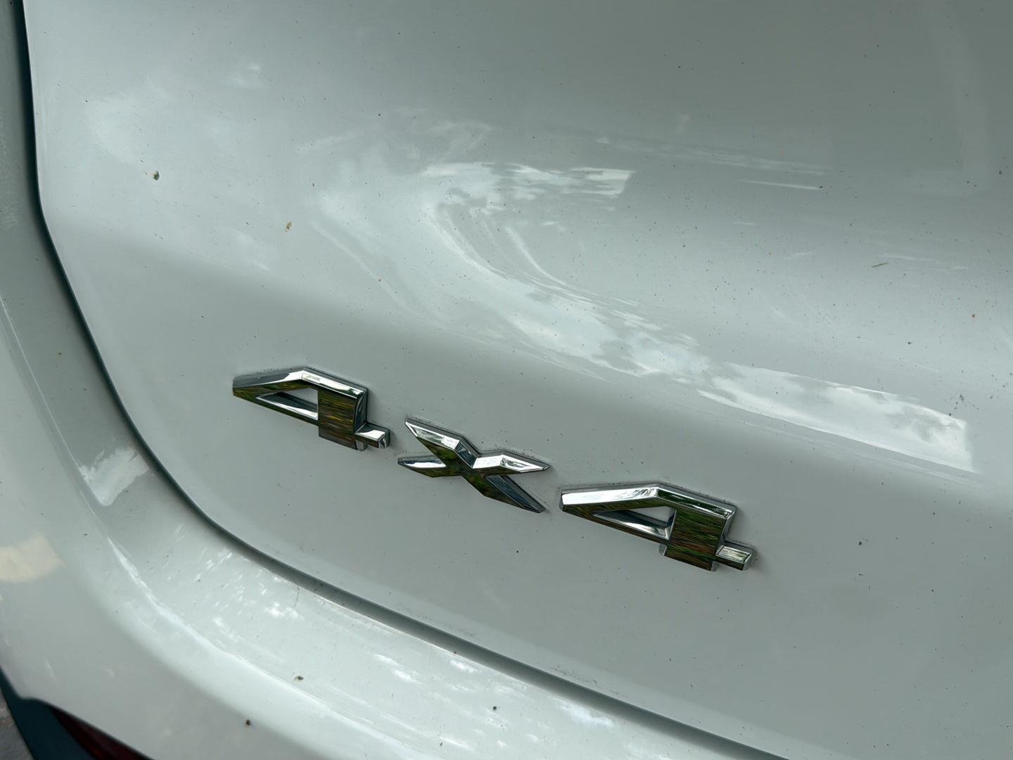 Used 2022 Bright White Clearcoat Jeep Latitude image 11
