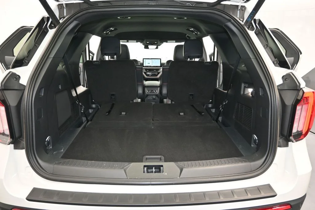 New 2026 Star White Metallic Tri-Coat Ford ST-Line image 11
